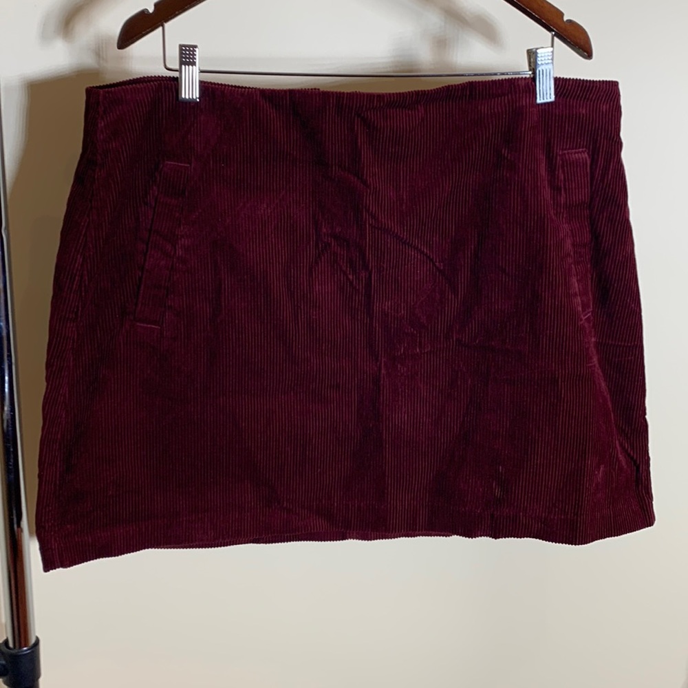 NEW LOOK Sz14 mini skirt burgundy corduroy silver zipper in back, slash pockets